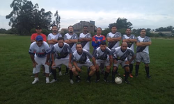 Projeto que oferece aulas gratuitas de futsal para crianças ainda tem vagas