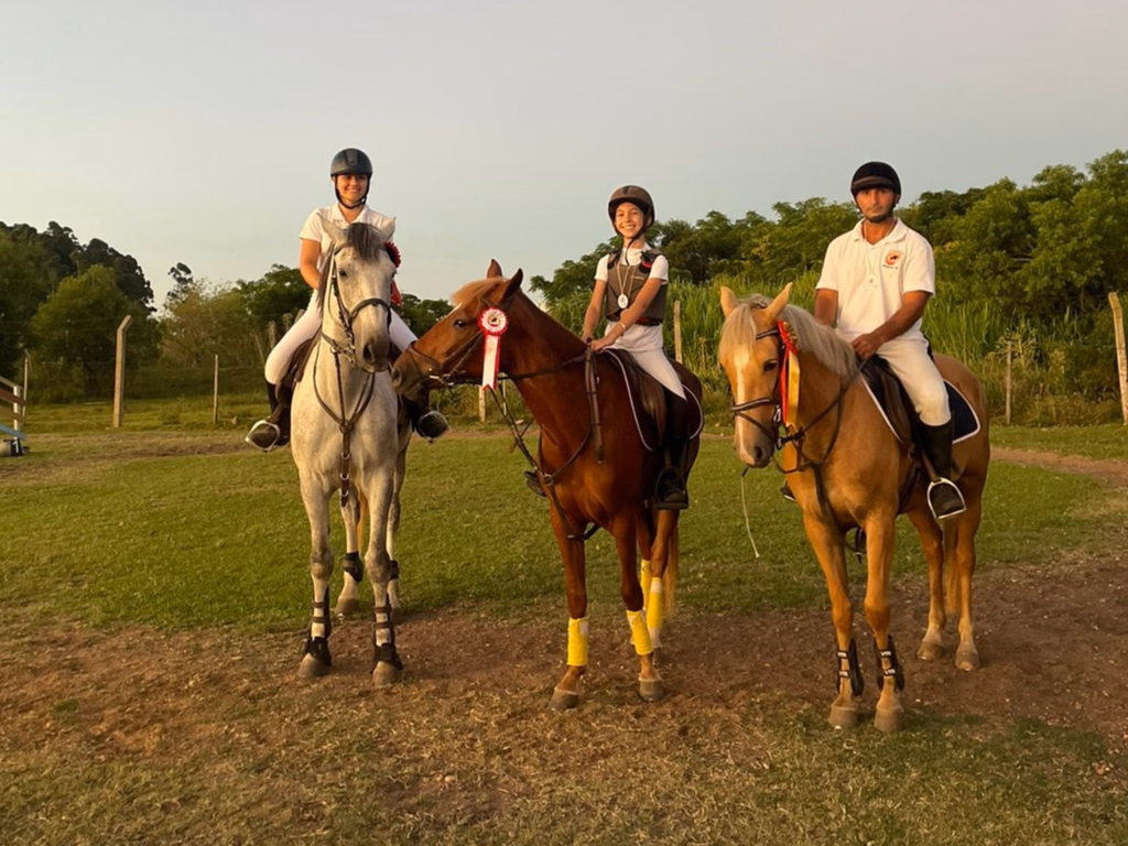 Hípica Triumph encerrou temporada com prova de duplas