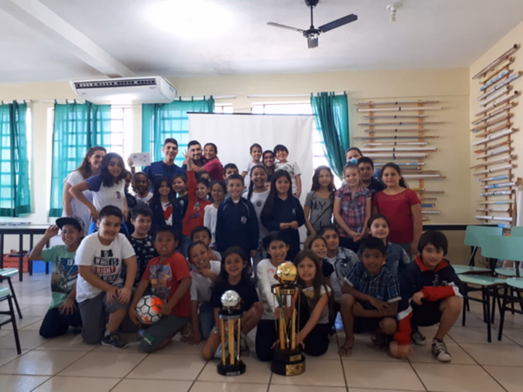 Atletas da AEU visitam alunos da escola Marília Sanchotene Felice