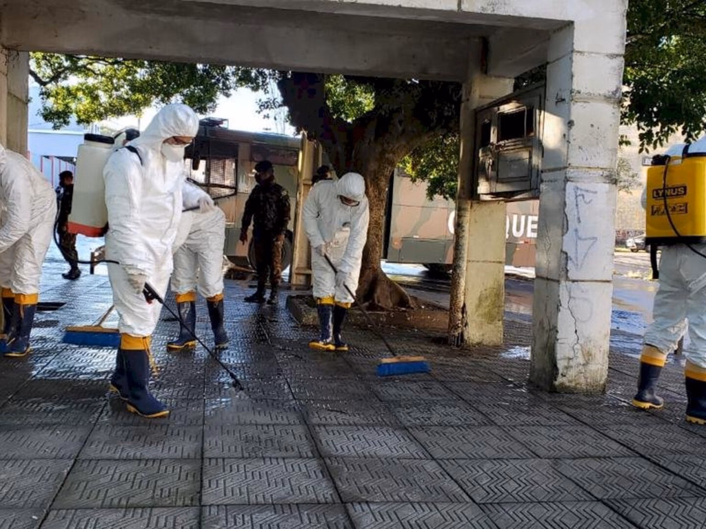 Terminal de Passageiros e Mercado Público passam por sanitização