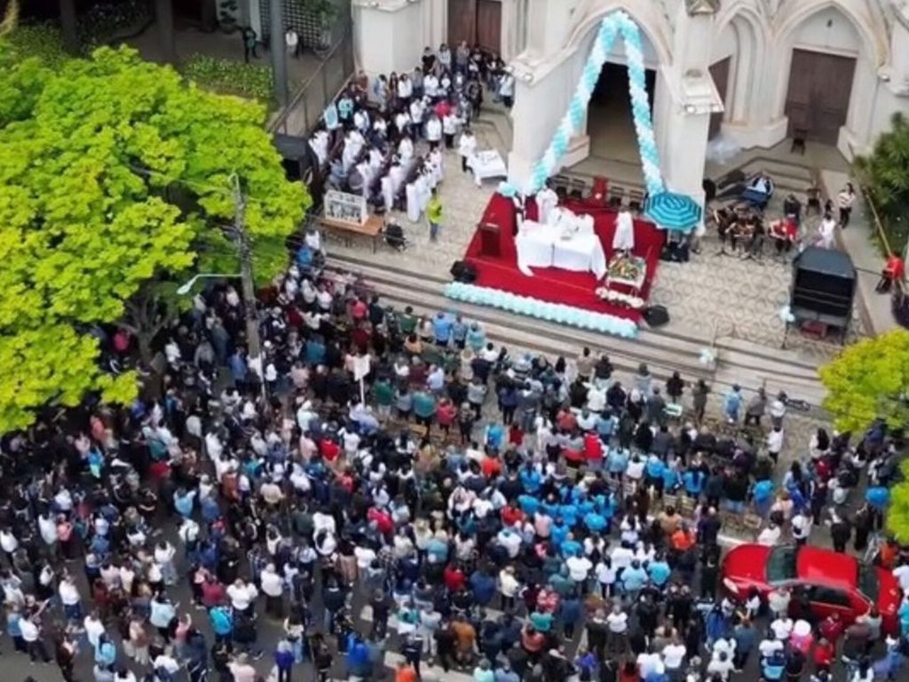 Procissão e Missa de Nossa Senhora Aparecida reúnem 10 mil pessoas