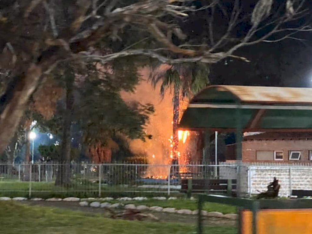 Trio de vândalos ateia fogo na Praça do Barão