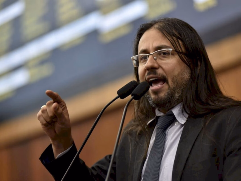 PEC que desobriga escolas a ofertarem fundamental completo sai da pauta