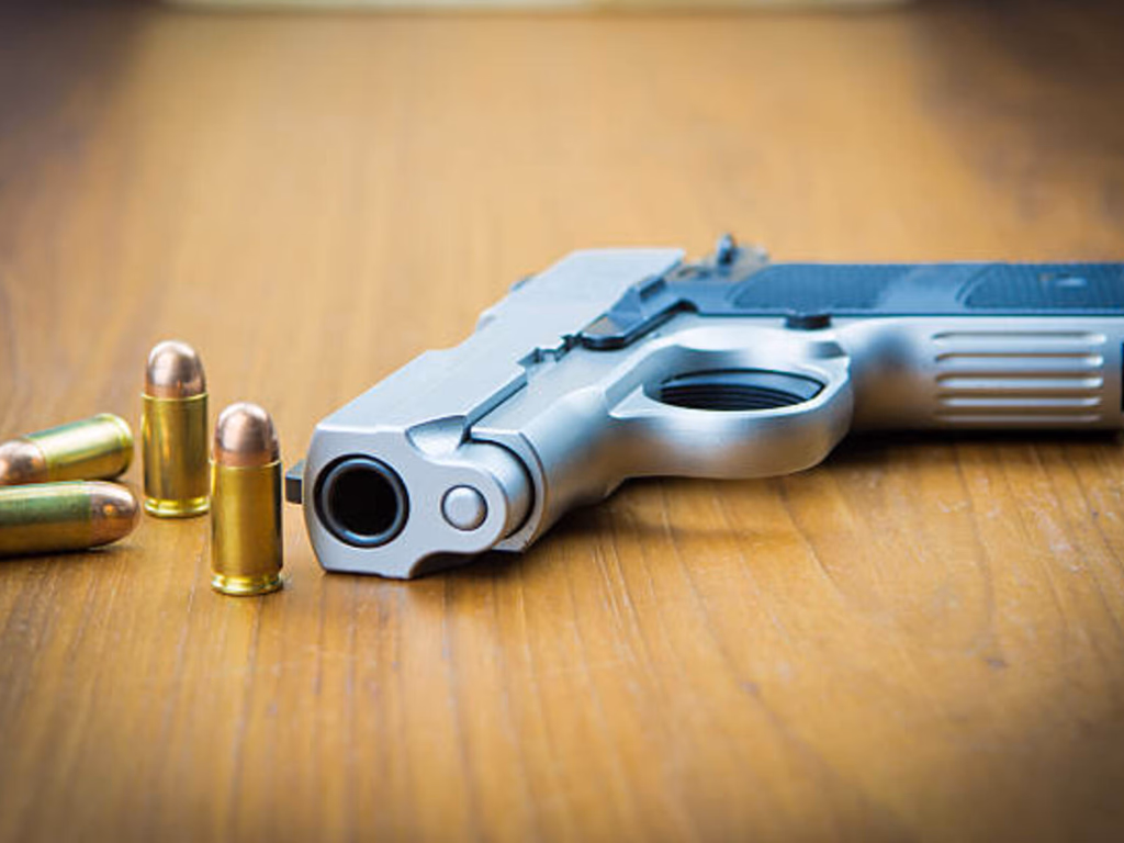 Homem tenta matar a mulher a tiros