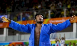 Brasil vence o Paraguai por 2 a 0 e dispara nas Eliminatórias