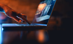 Divulgação não autorizada de conteúdo íntimo acende alerta sobre crime digital