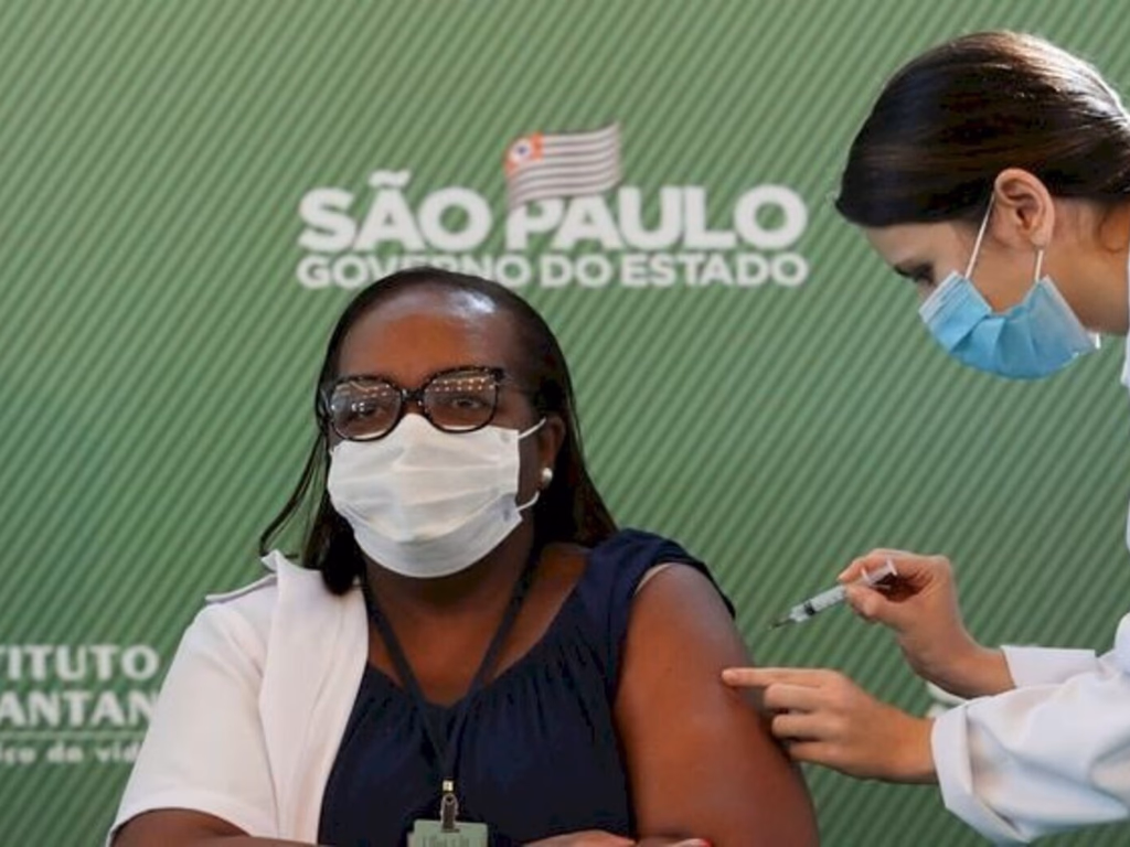 Enfermeira paulista é primeira pessoa vacinada contra covid-19 no Brasil