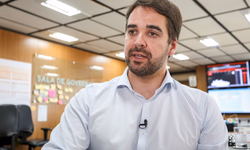 Deputado procurador judicializa a política para garantir aumento salarial