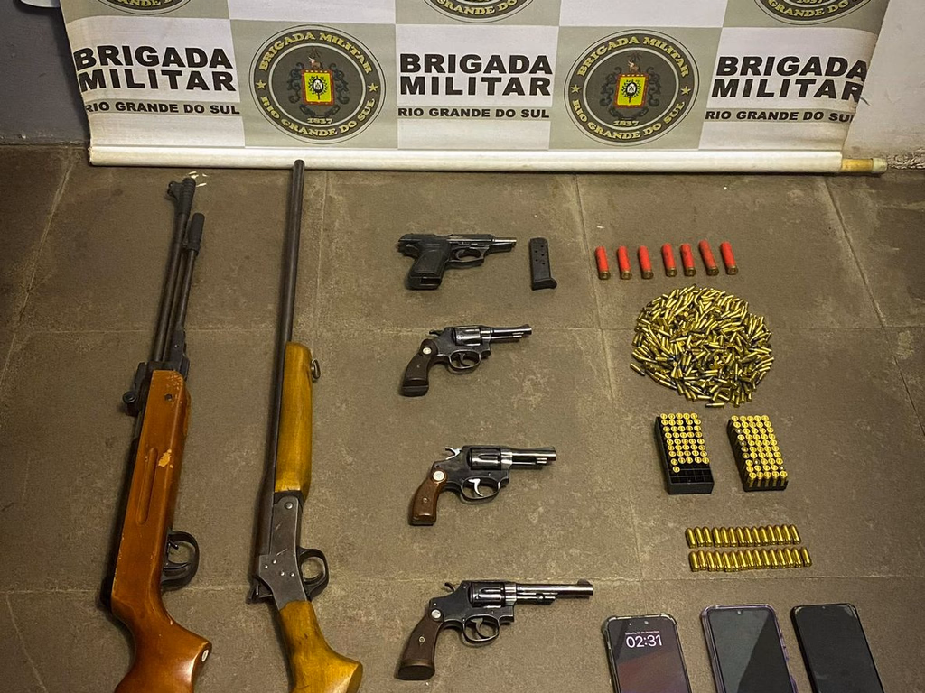 Choque prende dois homens por posse ilegal de armas  