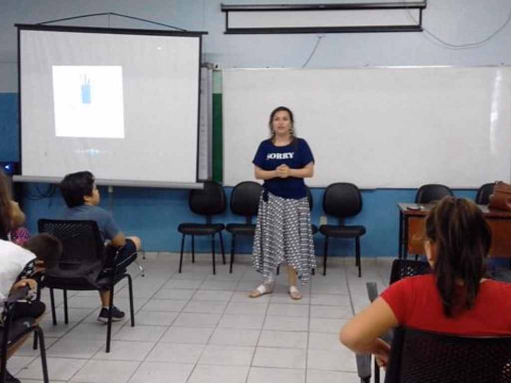 Alunos aprendem em sala de aula sobre como são aplicados os impostos