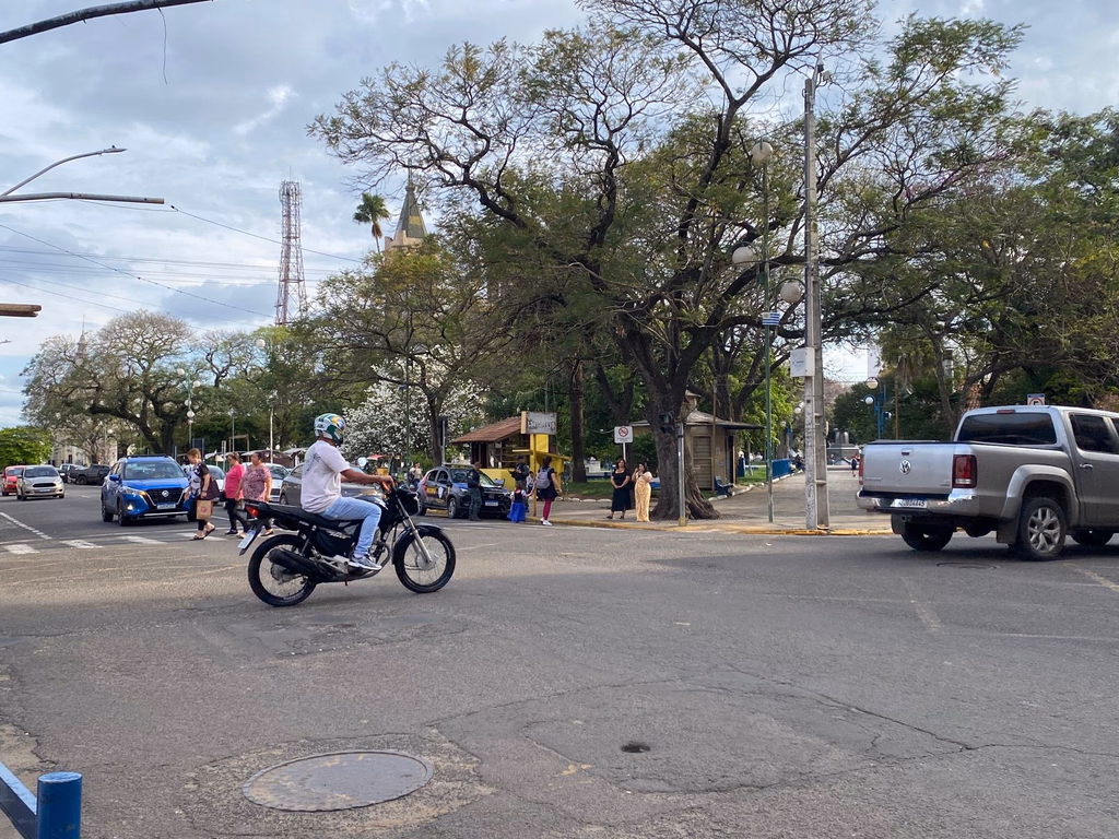 Estacionar sobre calçadas é infração grave e pode gerar multa