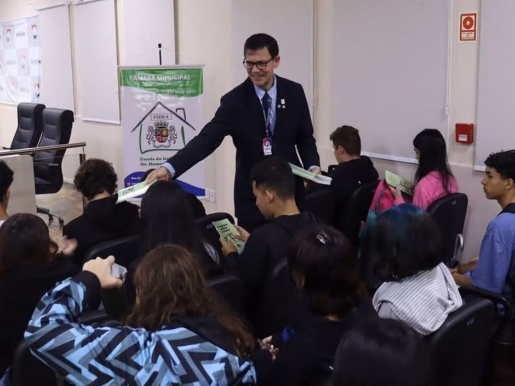 Quinze estudantes disputam eleição a jovem parlamentar