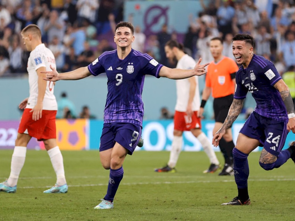 Argentina dá show em campo e bate a Polônia por 2 x 0