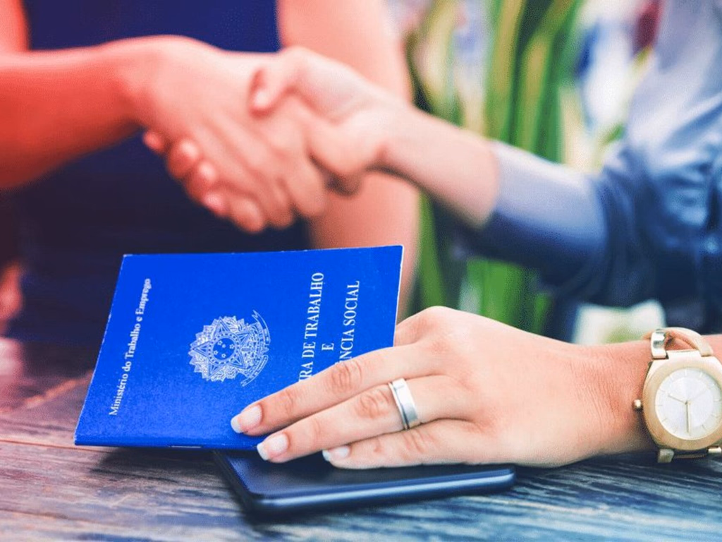 Desemprego volta a cair e fecha 2022 em 7,9%, diz IBGE