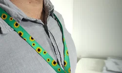 Município fornece cordão de girassol para identificar deficiência oculta