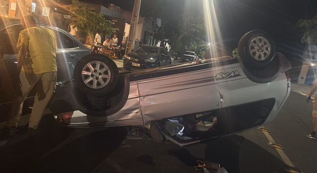 Colisão entre veículos termina em capotamento