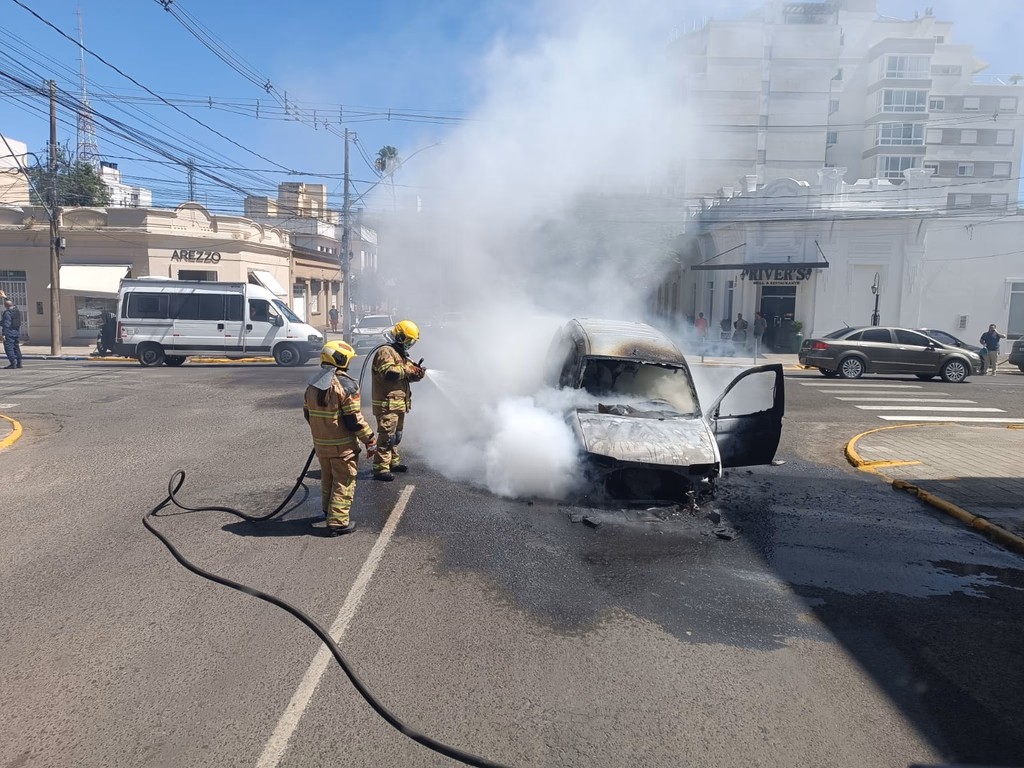 Incêndio destrói automóvel na Treze de Maio