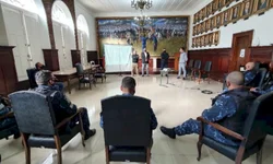 Trio de vândalos ateia fogo na Praça do Barão