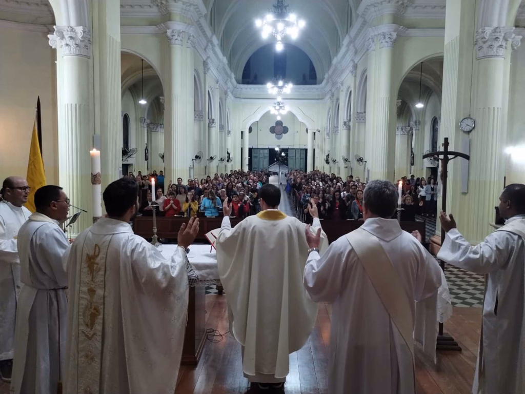 Fiéis lotam Catedral em missa pelo Papa