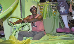 Império Serrano foi a terceira a desfilar