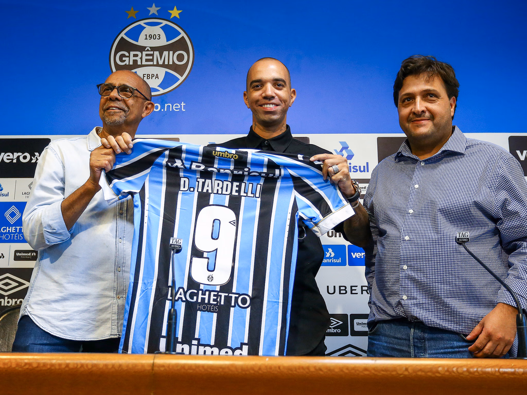 Diego Tardelli é apresentado pelo Grêmio