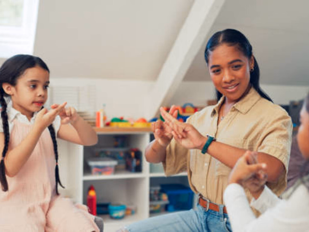 Seduc abre seleção para alfabetizadores populares e intérpretes de Libras