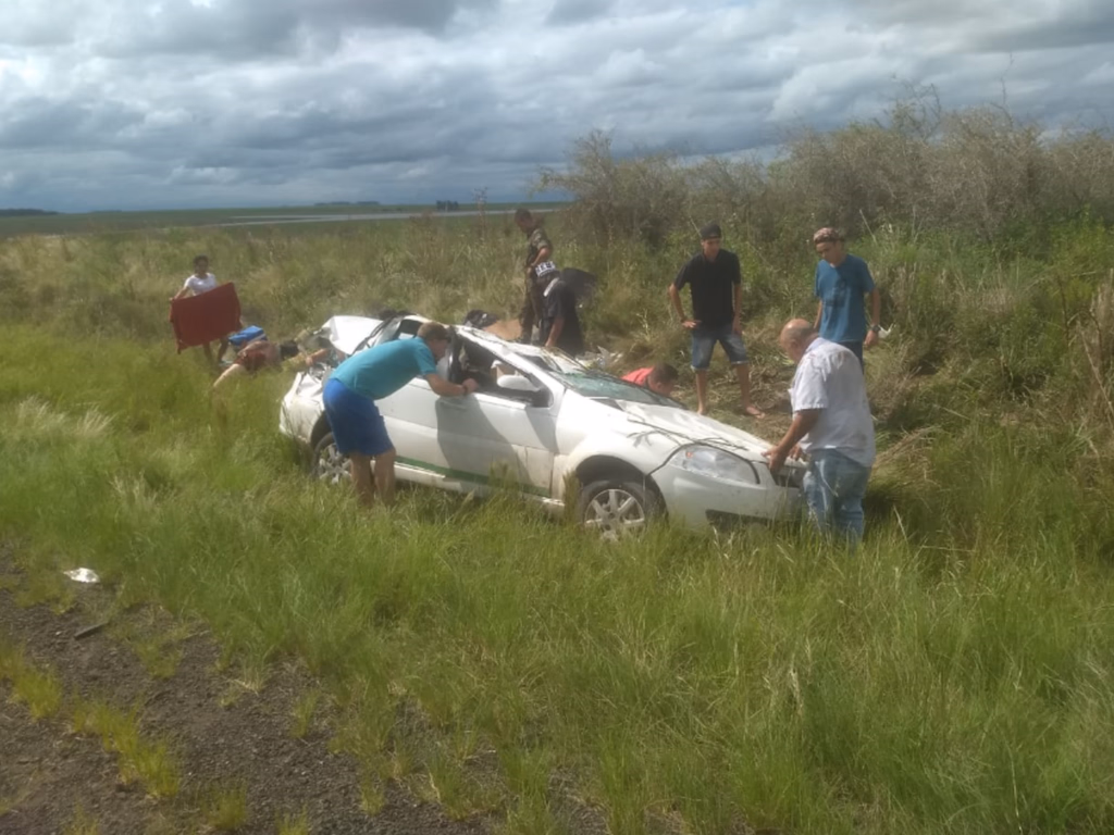 Turistas argentinos capotam veículo na BR-290