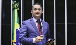 Condutora sofre mal súbito e capota carro no centro de Uruguaiana