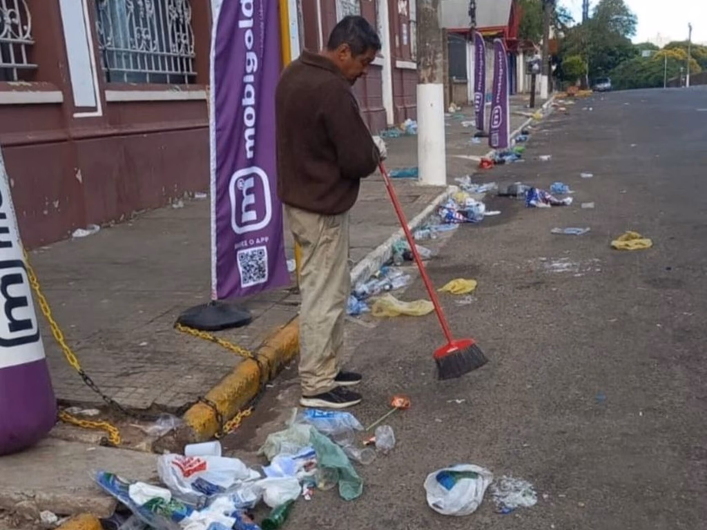 Foliões deixaram 20 toneladas de lixo nas ruas