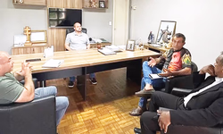 Deu Chucha na Zebra exalta a resiliência e promete desfile arrebatador