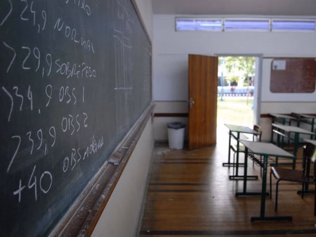 MEC deve reduzir formação básica para abrir espaço para curso técnico