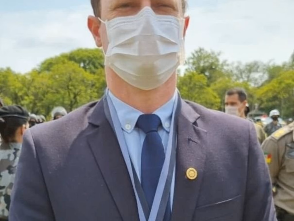 Prefeito Ronnie Mello é homenageado pela BM na Capital