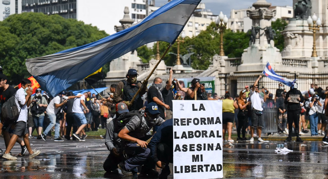 Aprovada reforma trabalhista de Milei após greve geral e protestos