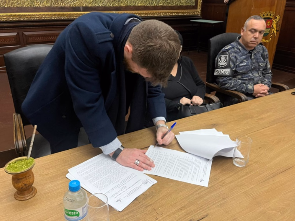 PREFEITO ASSINA PLANO DE CARREIRA DA GUARDA MUNICIPAL