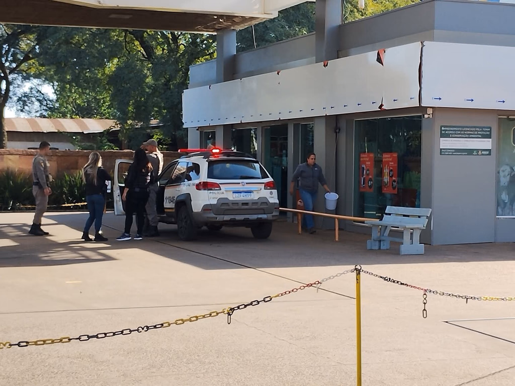 Homem é morto a tiros em posto de gasolina