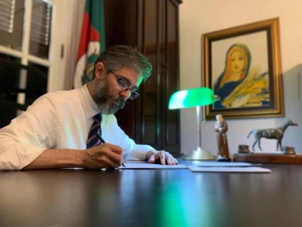 Escritor Uruguaianense é empossado embaixador cultural Brasil/África