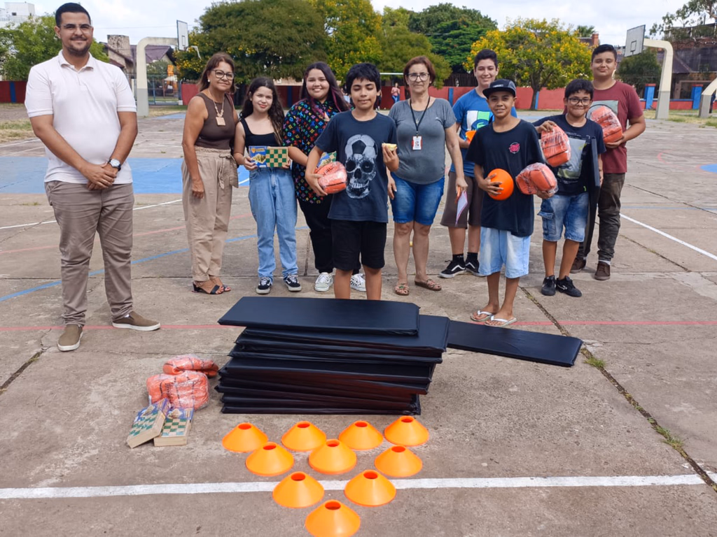 Escolas estaduais recebem materiais esportivos