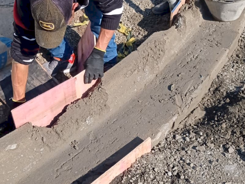 Vândalos destroem meio-fio recentemente instalado