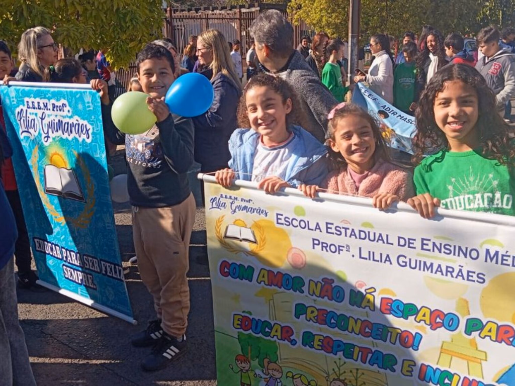 Comunidade escolar realiza Caminhada Inclusiva em Uruguaiana