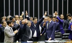 Rodrigo Maia é reeleito e Davi Alcolumbre presidirá o Congresso