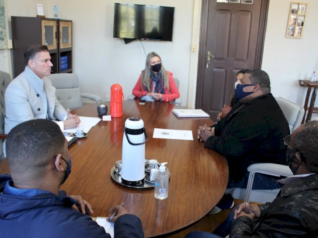 Prefeito trata sobre quilombolas com vereador