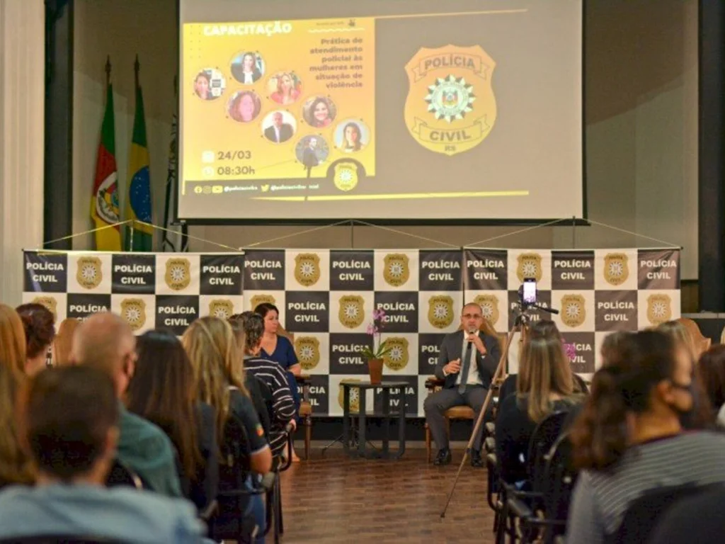 Curso capacita policiais no atendimento a mulheres vítimas