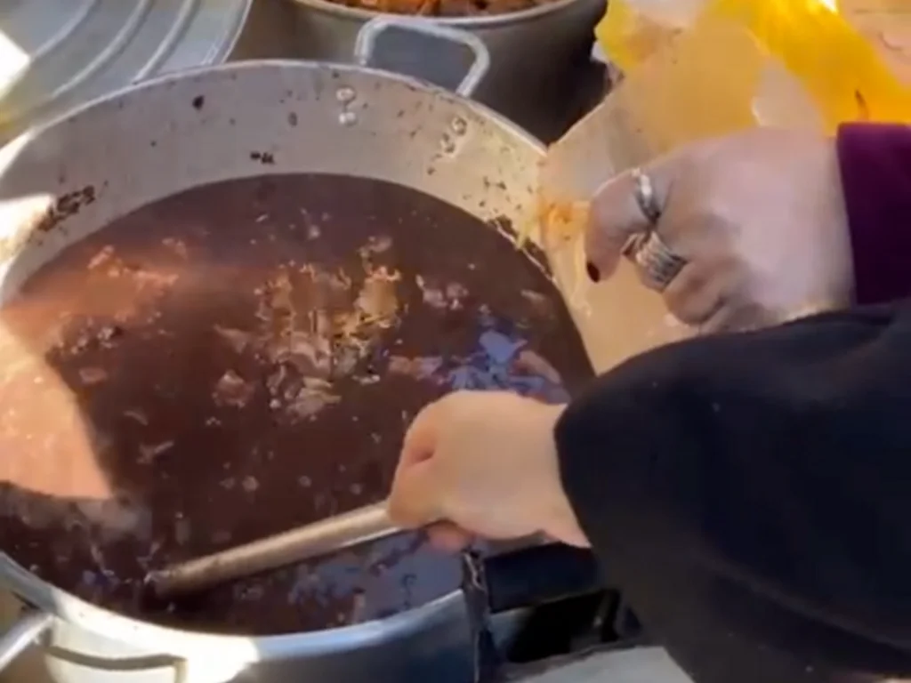 Grupo leva “quentinhas” a quem precisa desde início da pandemia