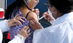 Começa vacinação de pessoas de 50 a 54 anos