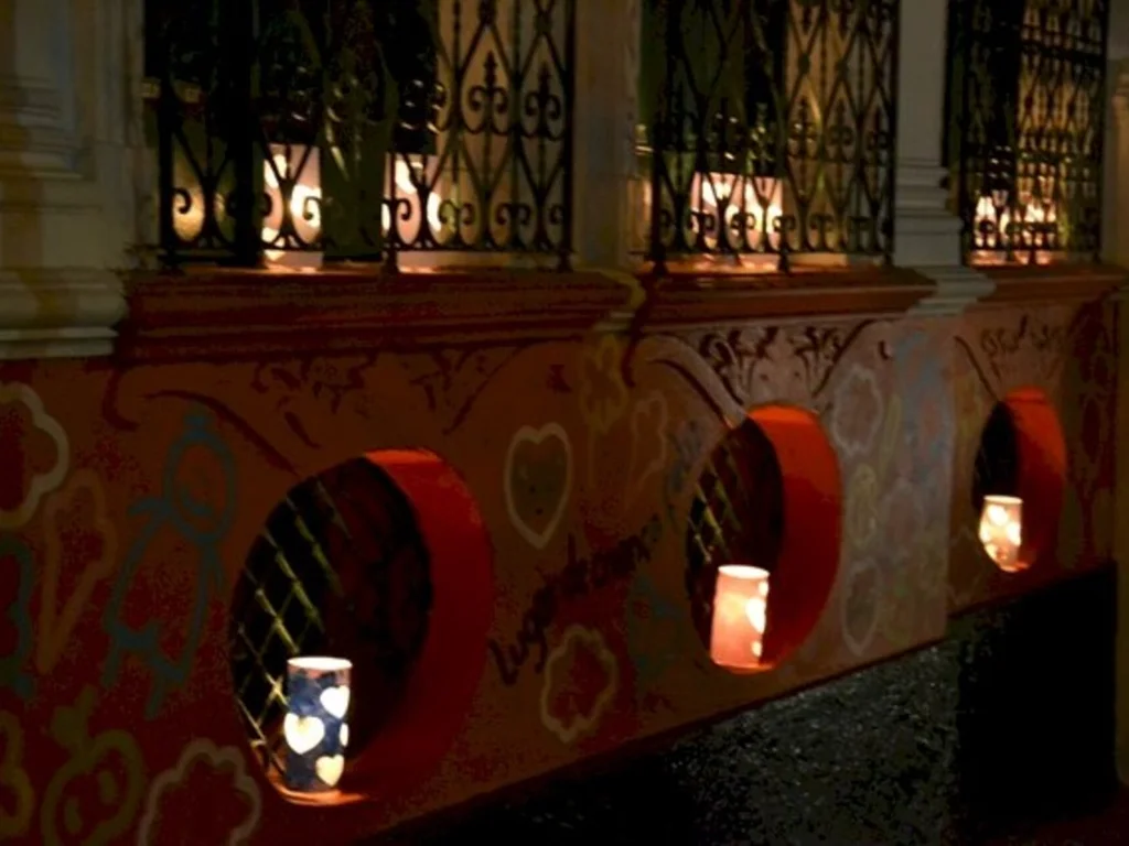 Foram acesas pelo fim da guerra, agora pela pandemia