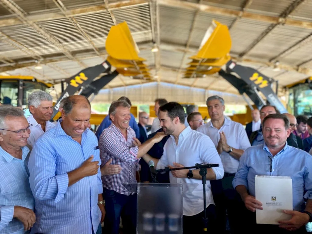 Hamm beneficia municípios com maquinários