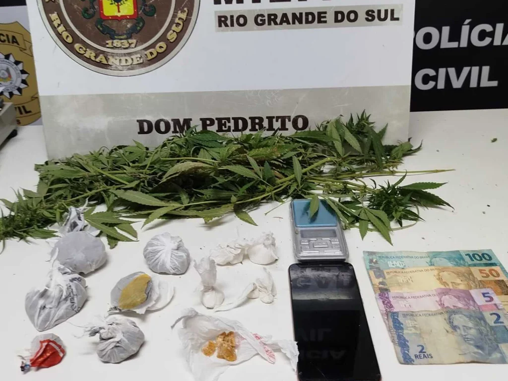Homens são detidos com pé de maconha