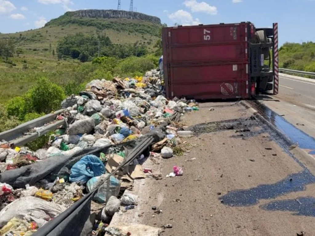 Tombamento de caminhão de lixo em Santana do Livramento