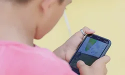 Sociedade de Pediatria avalia proibição dos celulares nas escolas