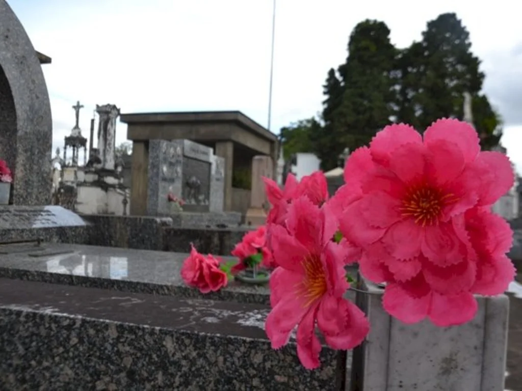 Maior cemitério da cidade volta a realizar velórios à noite